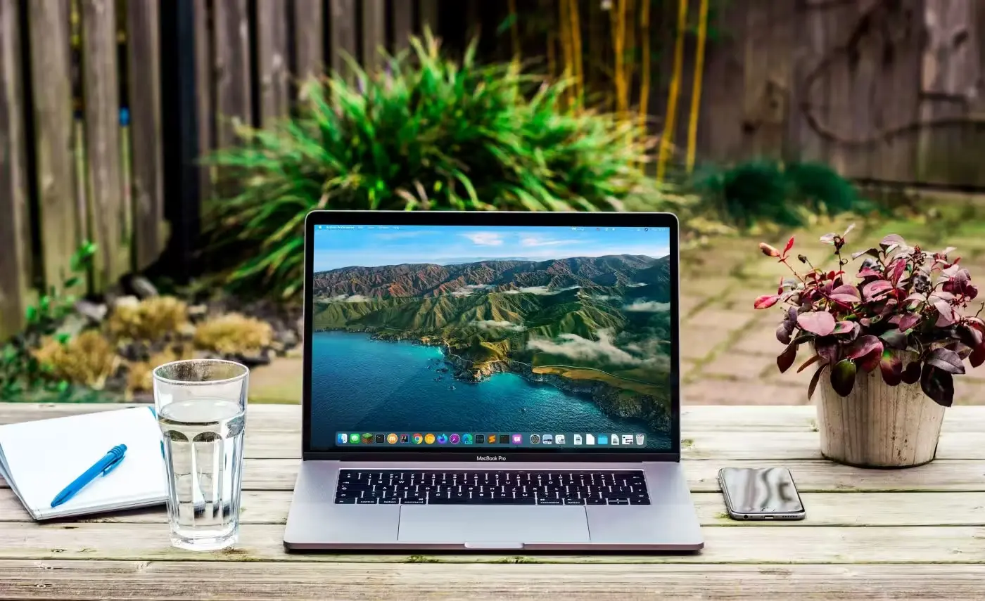 Laptop na dworze